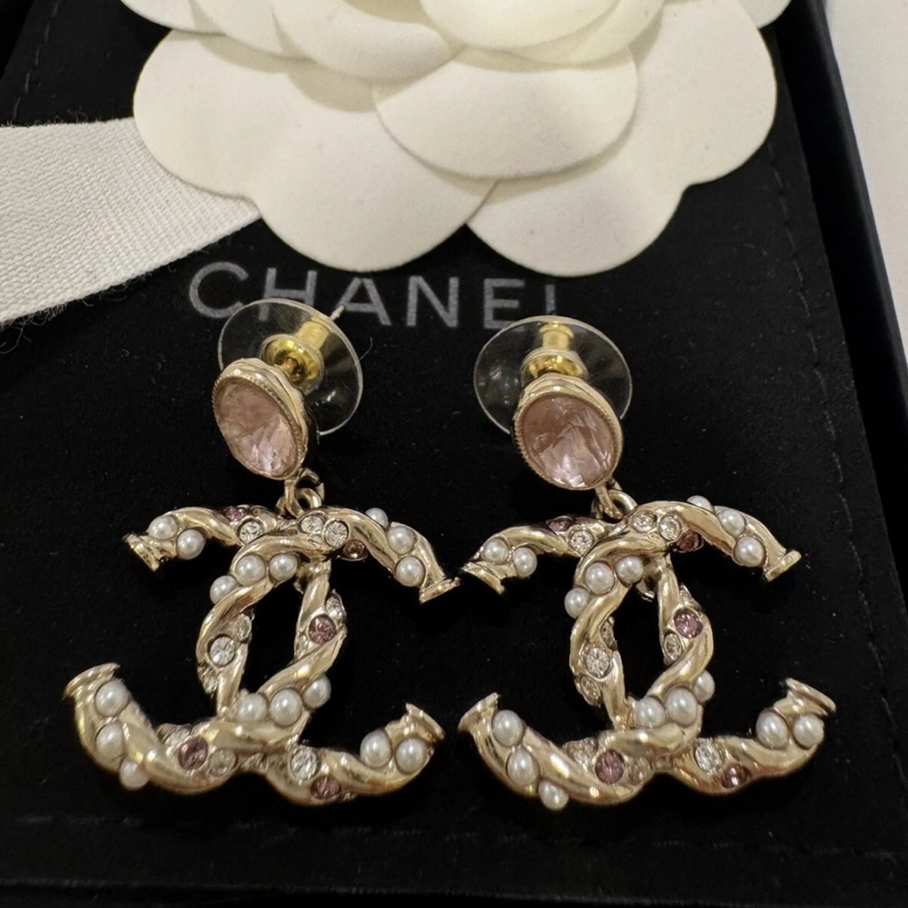 Brand New CHANEL Pearl Earrings Price drop for quick Sale!!